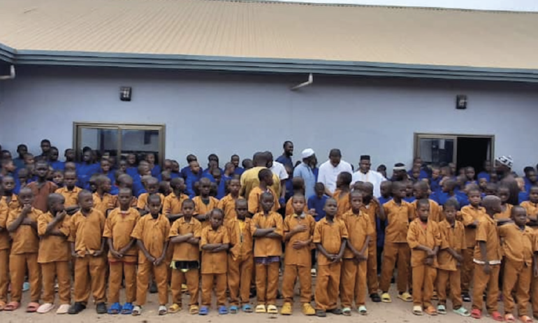 Le Directeur Exécutif de SONOCO WAQf en visite au Centre des Orphelins de Kindia