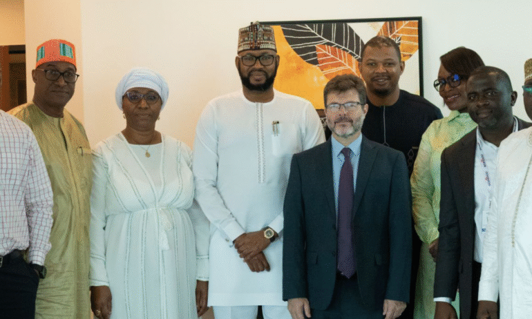 L’Ambassadeur du Royaume-Uni en Guinée en visite officielle au siège du Groupe SONOCO