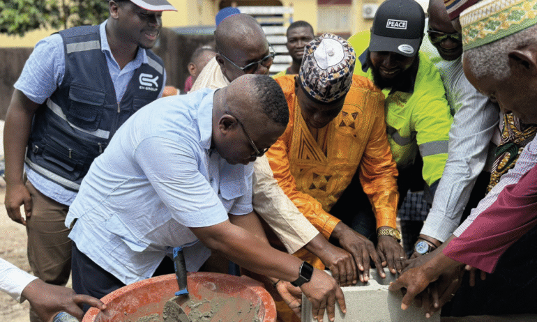 La première pierre du futur siège de quartier de Tombolia : un symbole fort de collaboration et d’engagement communautaire